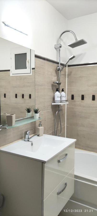 Platinum - Cu 3 Camere, 2 Dormitoare, 2 Bai, Bucatarie Complet Utilata, 2 Balcoane Apartamento Bucarest