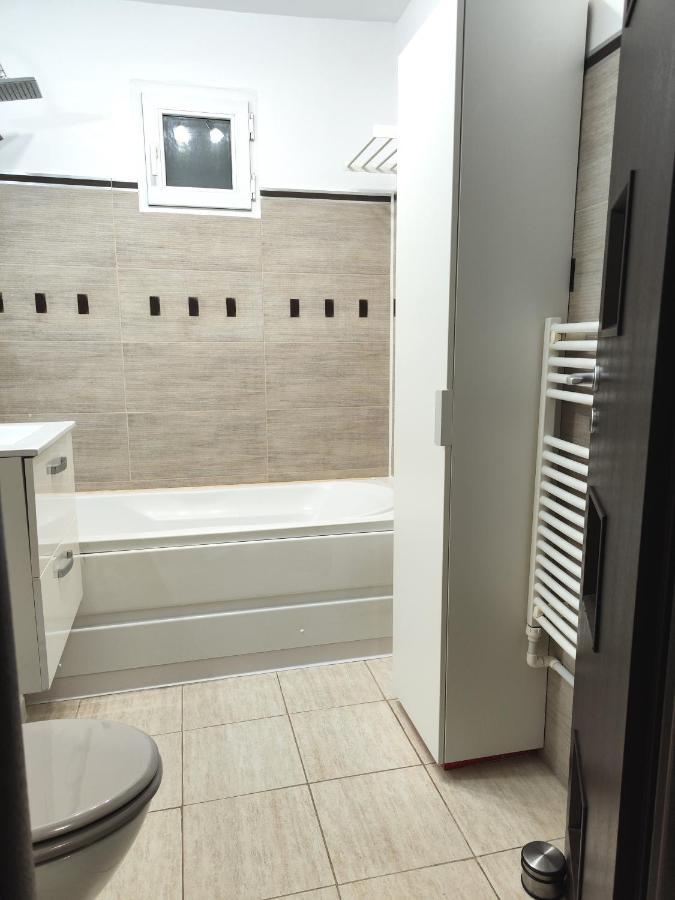 Platinum - Cu 3 Camere, 2 Dormitoare, 2 Bai, Bucatarie Complet Utilata, 2 Balcoane Bucharest