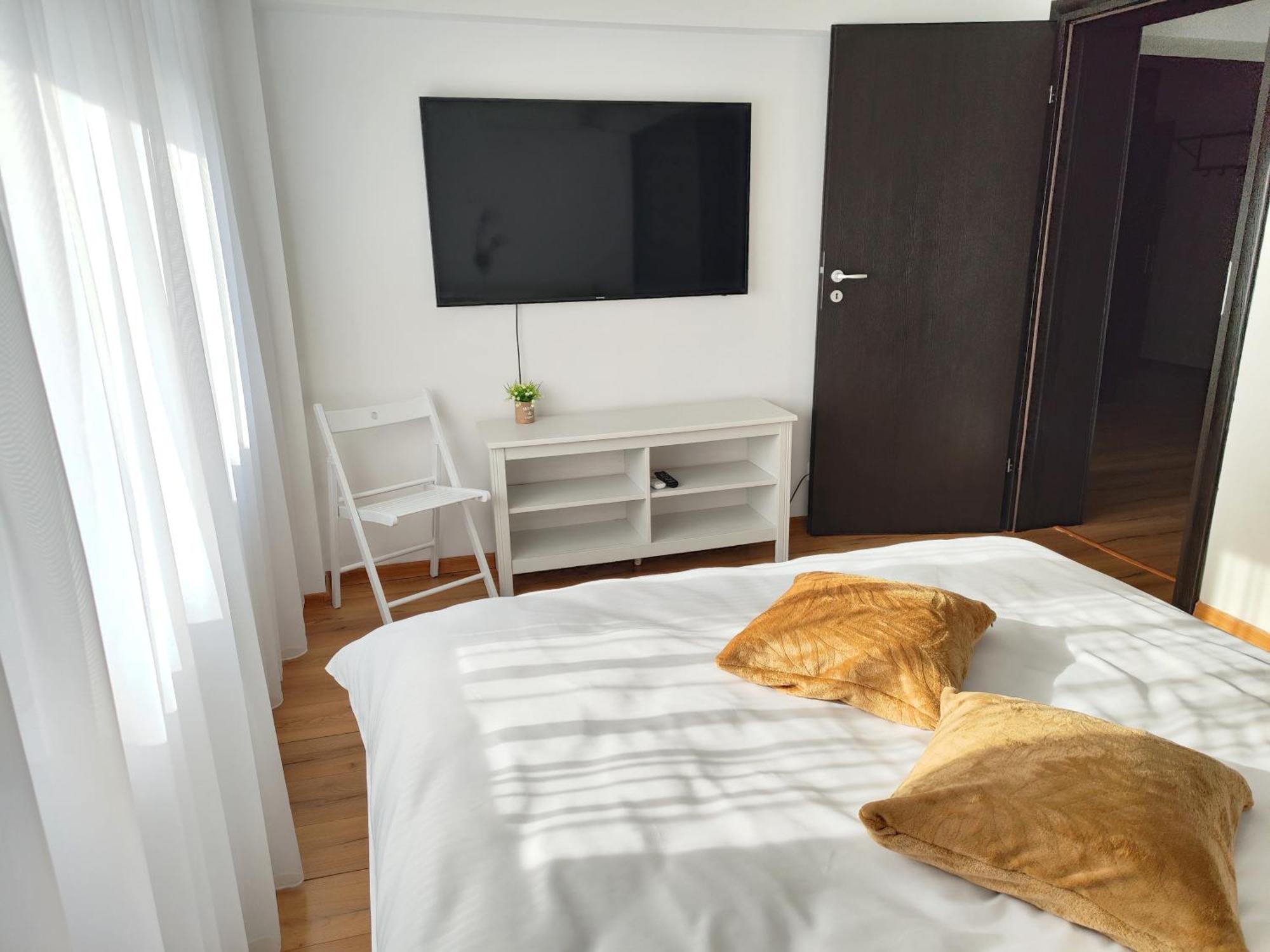 Platinum - Cu 3 Camere, 2 Dormitoare, 2 Bai, Bucatarie Complet Utilata, 2 Balcoane * Bucharest
